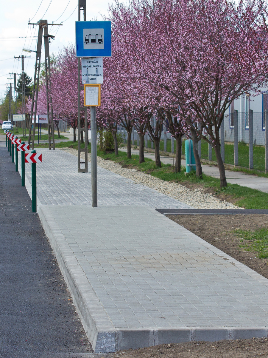 Parkoló és új buszmegálló épült a Mátyás király út mentén